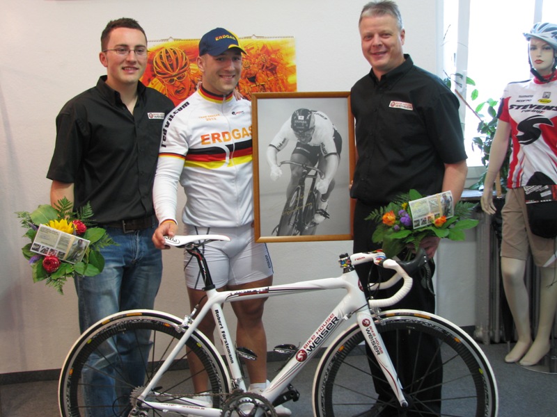 BIKE HOUSE WEISER 'unicate one' soll Robert auf seinem Weg zu den Olympischen Spielen 2012 nach London begleiten und motivieren.