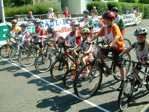 Anfänger starten mit ihren eigenen Rädern beim "Fette-Reifen-Rennen". (Archivbild 2008)