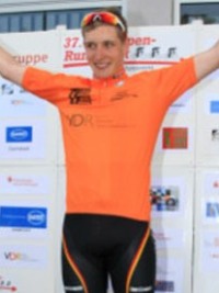 Fabian Thiel konnte das Orange Trikot für den Besten Nachwuchsfahrer in Empfang nehmen.