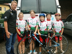 Frank Hässelbarth vom Bikeprofi an den Gera Arcaden übergibt ein Rennrad an Tobias Krebs.