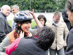 Sicherheit geht vor: Gitta Zschach (AfG) lässt sich für die Runde auf der Radrennbahn präparieren. (Foto: OTZ/Helbing)