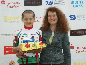Laura Sell freut sich gemeinsam mit ihrer Trainerin Dr. Kerstin Riemann über den Sieg beim schweren Straßenrennen in Greiz.