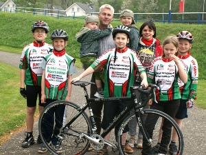 Mario Zepezauer von der LVM Versicherung übergibt an die Jüngsten ein von ihm gesponsertes Rennrad.