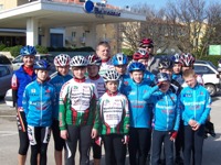 Gruppenbild der SSV-Trainingsgruppe vor dem Hoteleingang.