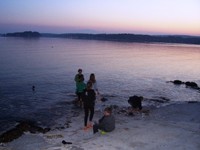 Nach dem Abendessen haben wir noch Fu&szlig;ball gespielt und am Wasser gechillt.