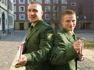 Robert Förstemann und René Enders präsentieren vor dem Geraer Rathaus mit Stolz ihre WM-Bronzemedaille, die sie im Teamsprint gemeinsam mit Stefan Nimke holten.