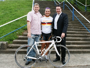 Zuversichtlich: Michael Hübner, Robert Förstemann und Jens Fiedler nach dem Gespräch beim SSV Gera 1990 über die Gewährung der Starterlaubnis für Robert Förstemann für das Team Erdgas 2012.
