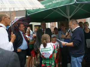 Möglicherweise ein gutes Omen. Bei strömendem Regen, eng zusammengedrängt unter einem grünen Schirm, Vertreter der Landespolitik und der Stadt Gera. Gemeinsam wollen sie für die Radsporthalle in Gera kämpfen.