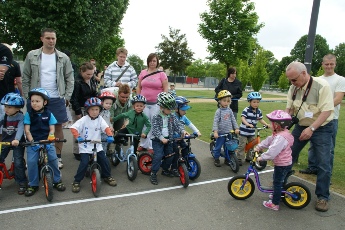 Mit Begeisterung gingen die Teilnehmer aus den Kindertagesstätten in Gera sowie in und um Münchenbernsdorf beim 1. Laufradrennen im Rahmen der Ostthüringen Tour an den Start.